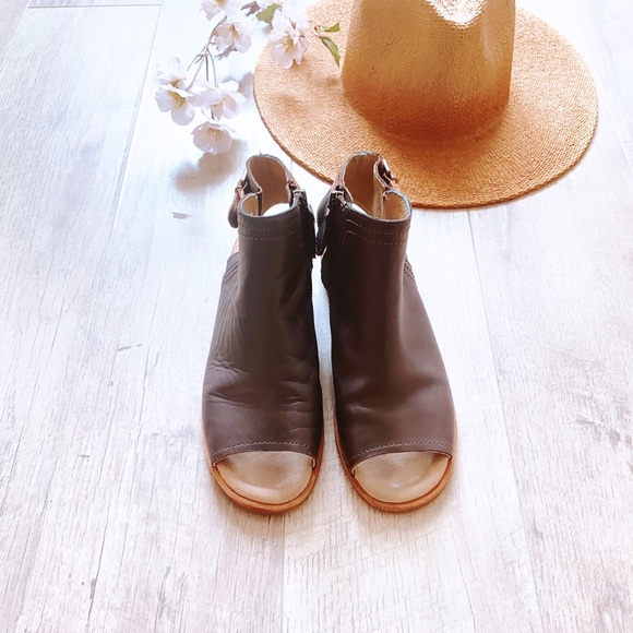 Gee’WaWa Anthropologie leather shootie sandals - Picture 7 of 11